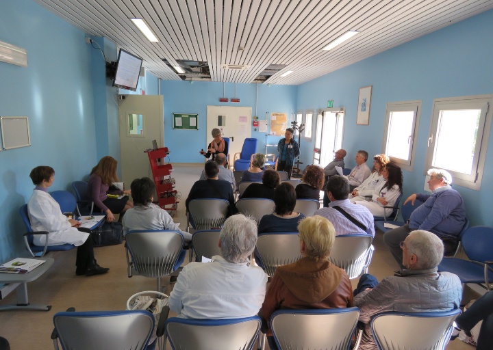 Incontro a tema nella sala d'attesa del Day Hospital